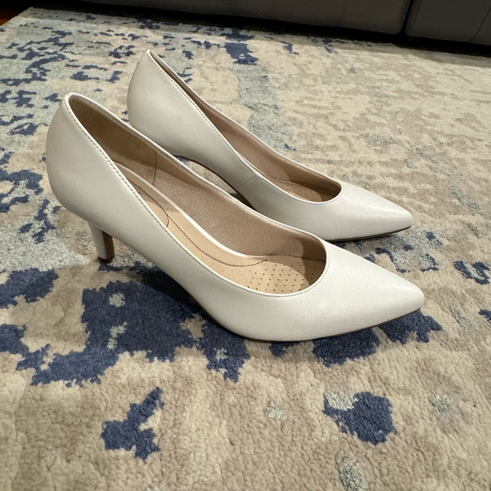 Life stride white pumps